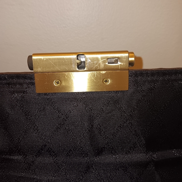 BCBGMAXAZRIA LEATHER SHOULDER BAG, GOLDISH TONE CHAIN STRAP. - Picture 6 of 12